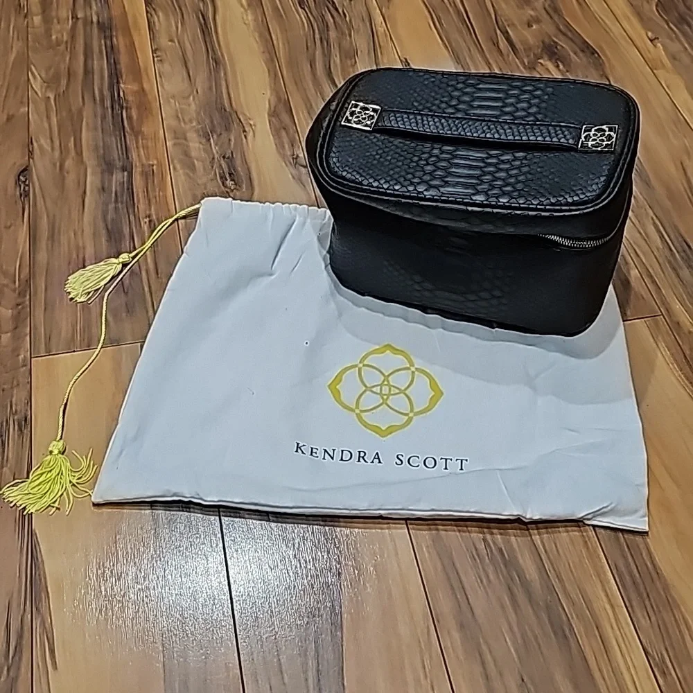 Kendra Scott Carry All Travel Tote Make Up tote Case - New